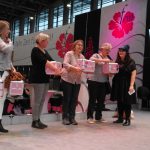 Überreichen der Beautycases mit den Beauty Produkten | fem-Stage Consumenta 2016