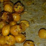 Geröstete Kichererbsen aus dem Backofen, gewürzt mit einer Marinade und Lebensmittelaroma