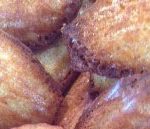 Rezept für Madeleine - diese wundervolle französische Spezialität und Gebäck, das ideal zu Kaffee und Tee passt - mit verschiedenen Aromen variierbar.