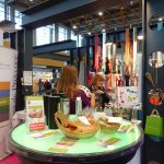 Aromakosmetik von Altearah - Auswahl der Farben mit Farbfächer am Messestand Consumenta von Arômes de Provence, Onlineshop