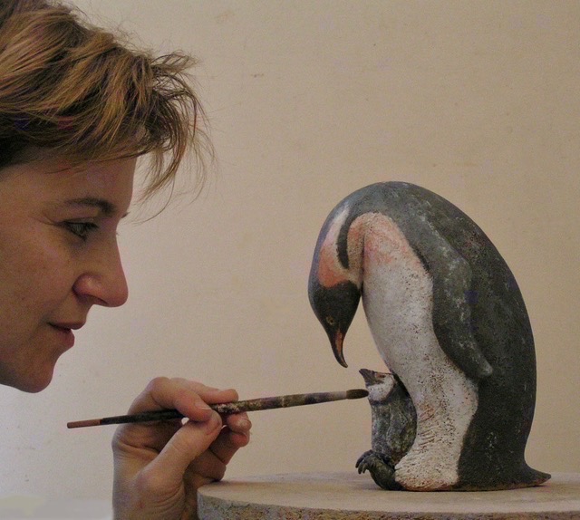 Künstler aus der Provence: Olivia Trégaut arbeitet an einer Skulptur Pinguin mit Kind