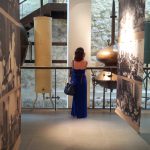 Besucherin informiert sich im internationalen Museum für Parfum - Grasse