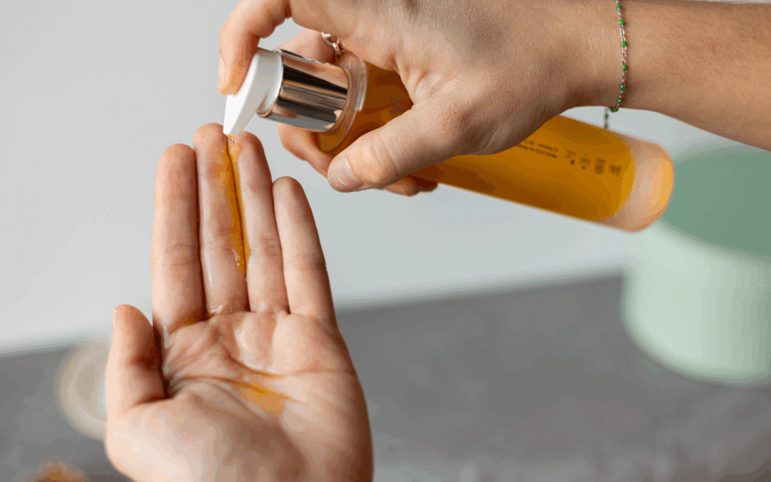 Jede gute Pflege beginnt mit einer Reinigung – besonders bei empfindlicher oder trockener Haut. Das sanfte Reinigungsöl entfernt Make-up und Schmutz gründlich, ohne Deine Haut auszutrocknen. Frau sprüht Makeup Reinigungsöl in die andere Handfläche.