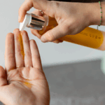 Jede gute Pflege beginnt mit einer Reinigung – besonders bei empfindlicher oder trockener Haut. Das sanfte Reinigungsöl entfernt Make-up und Schmutz gründlich, ohne Deine Haut auszutrocknen. Frau sprüht Makeup Reinigungsöl in die andere Handfläche.